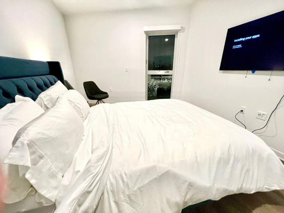 Silver Stylish Penthouse One Bdrm With Parking Included Los Angeles