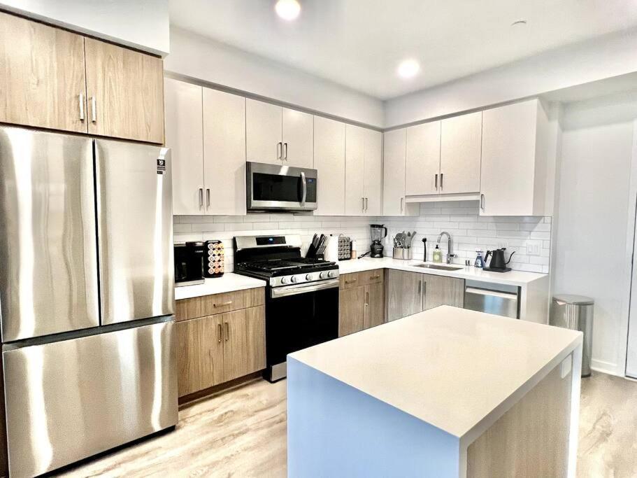 Apartment Silver Stylish Penthouse One Bdrm With Parking Included