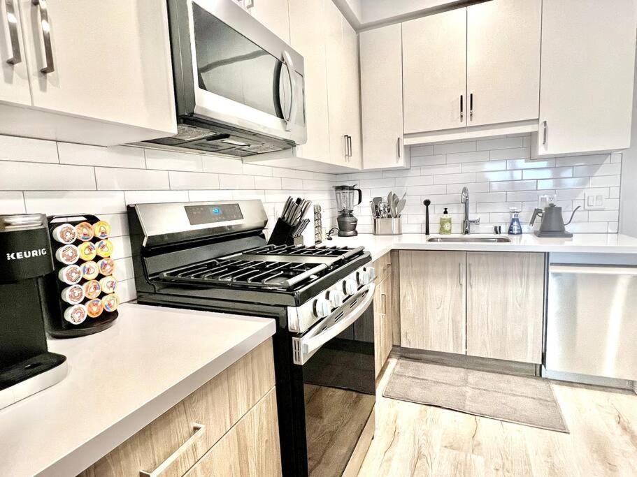 Apartment Silver Stylish Penthouse One Bdrm With Parking Included *