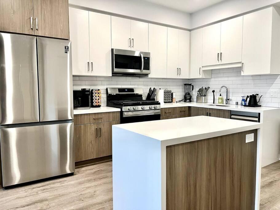 Apartment Silver Stylish Penthouse One Bdrm With Parking Included