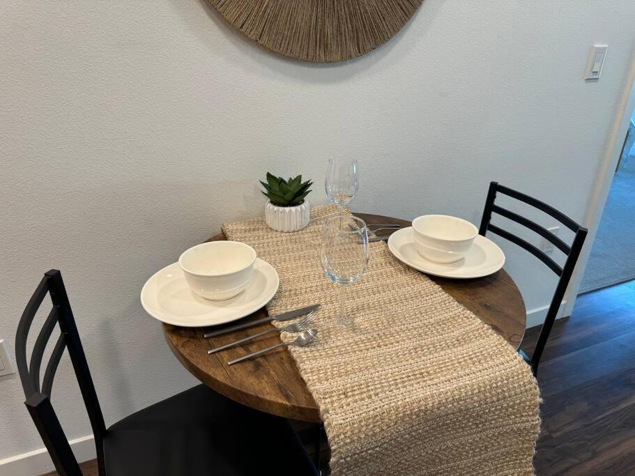 Spacious, Modern 1bd Hollywood Free Parking, Pool, Wifi, Private Balcony