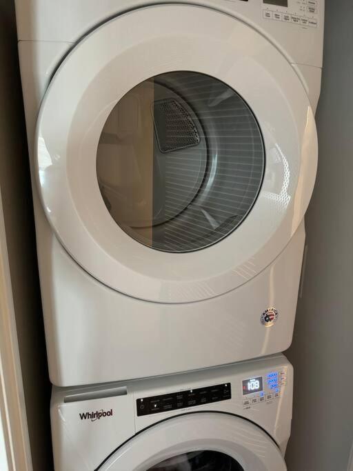 Spacious, Modern 1bd Hollywood Free Parking, Pool, Wifi, Private Balcony Apartment