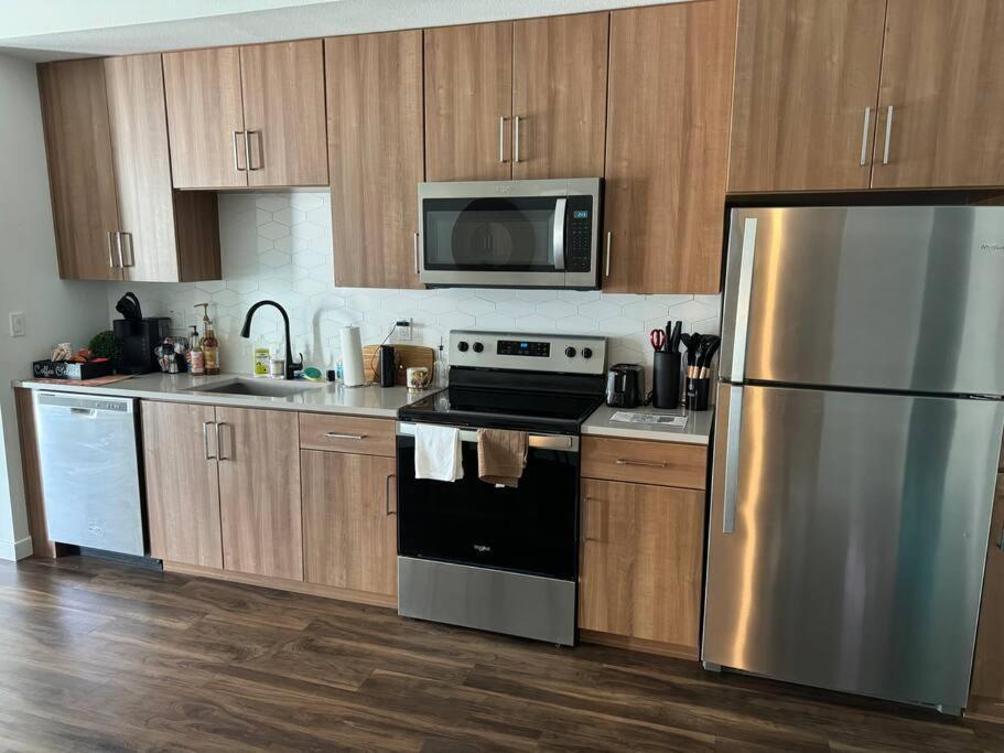 Spacious, Modern 1bd Hollywood Free Parking, Pool, Wifi, Private Balcony