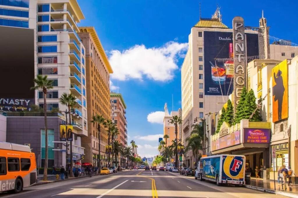 Spacious, Modern 1bd Hollywood Free Parking, Pool, Wifi, Private Balcony Apartment Los Angeles