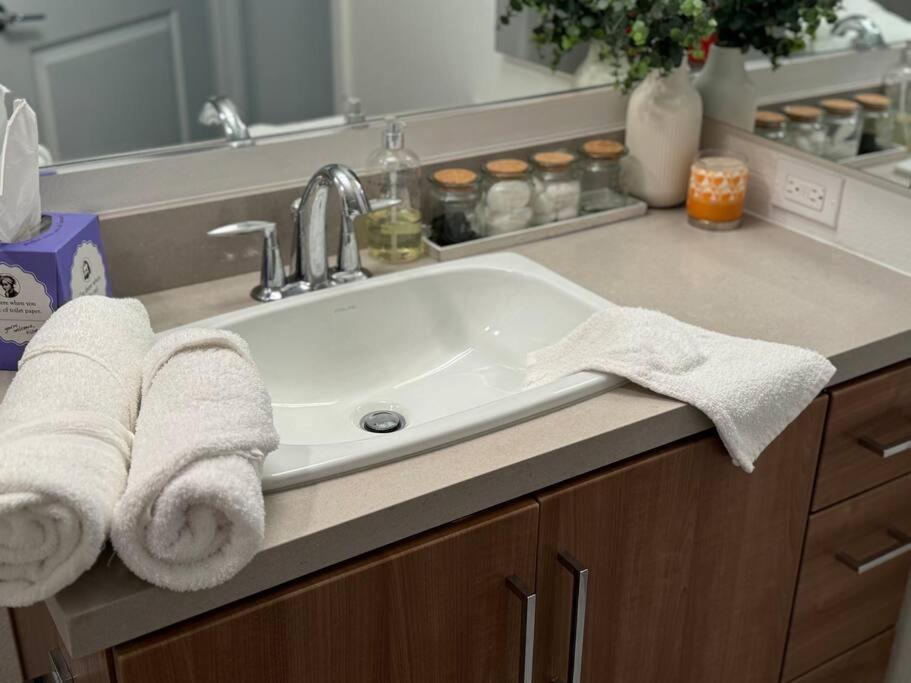 Spacious, Modern 1bd Hollywood Free Parking, Pool, Wifi, Private Balcony Apartment *
