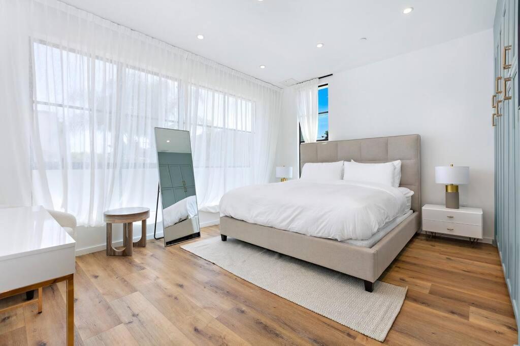 Spacious 4br Townhouse With Free Parking And Rooftop * Los Angeles