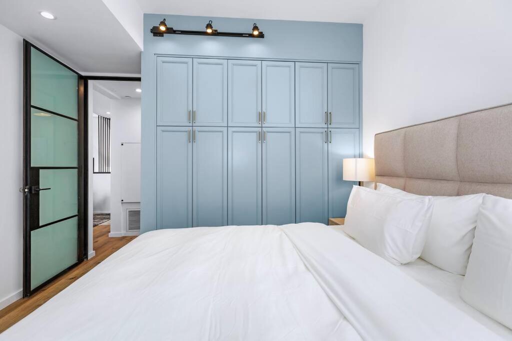 Spacious 4br Townhouse With Free Parking And Rooftop Apartment