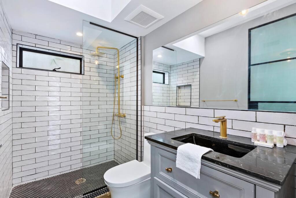 Apartment Spacious 4br Townhouse With Free Parking And Rooftop Los Angeles