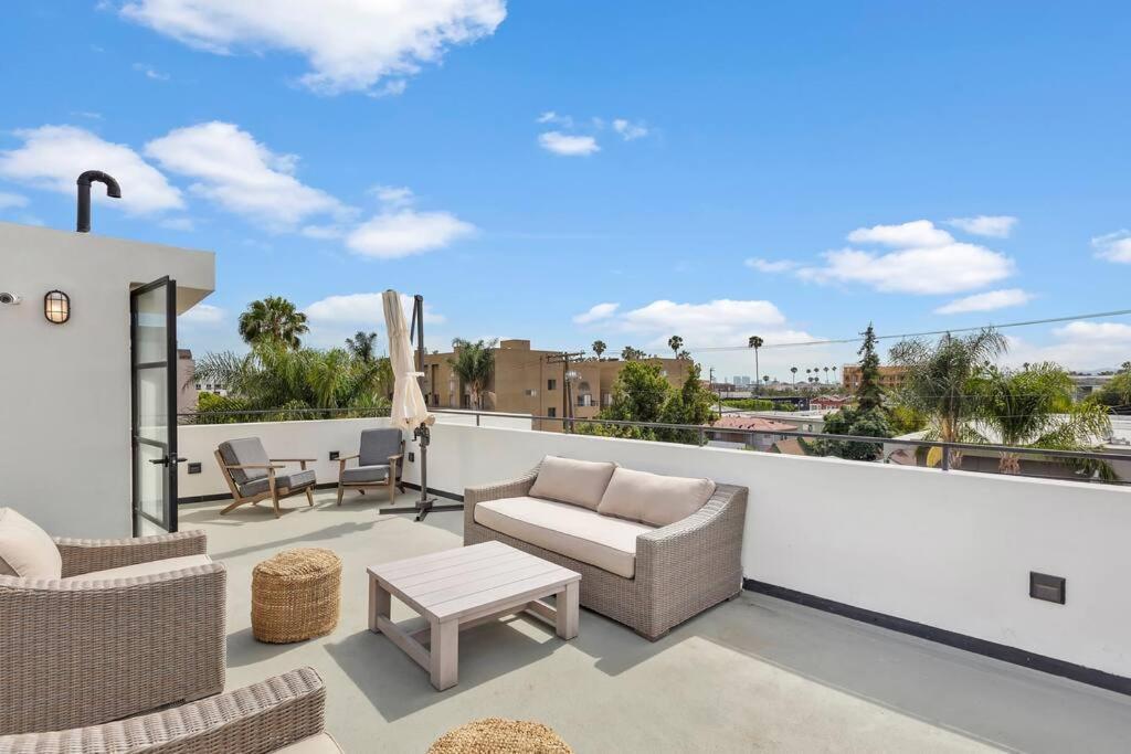 Spacious 4br Townhouse With Free Parking And Rooftop Apartment *