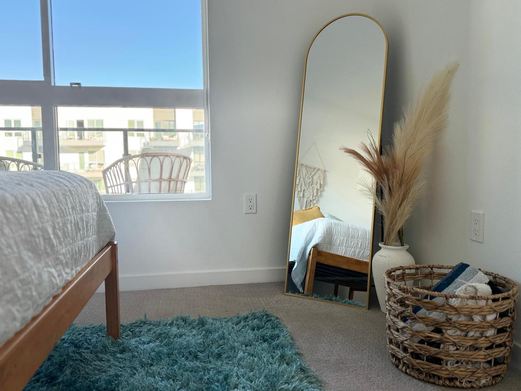 Apartment Spacious, Modern 1bd Hollywood Free Parking, Pool, Wifi, Private Balcony *