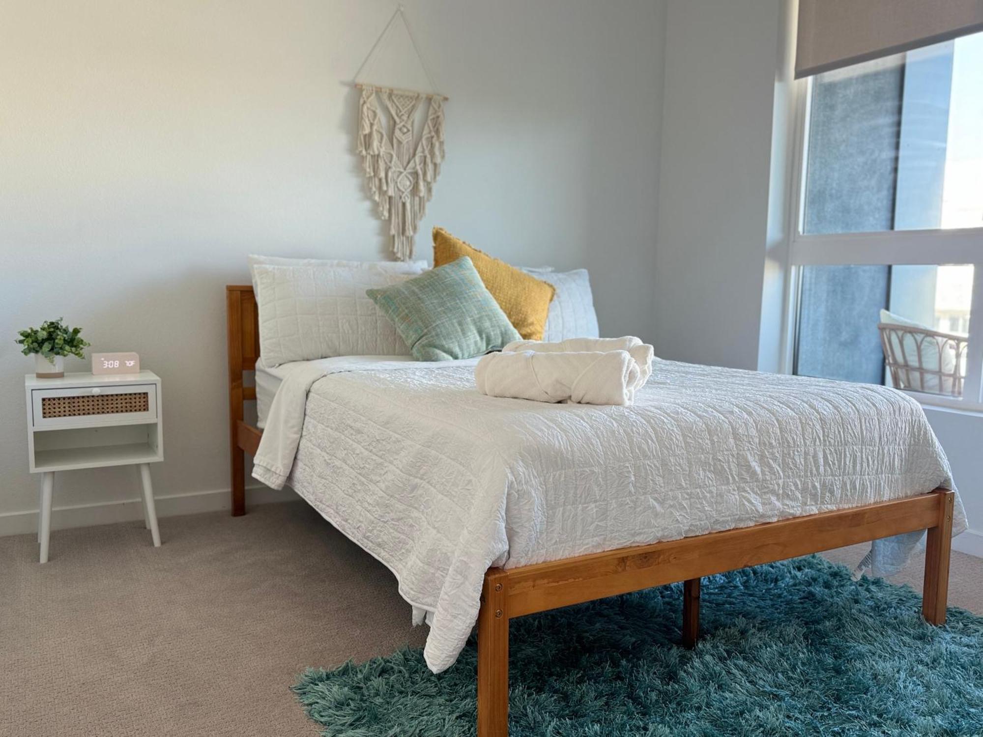 Apartment Spacious, Modern 1bd Hollywood Free Parking, Pool, Wifi, Private Balcony *