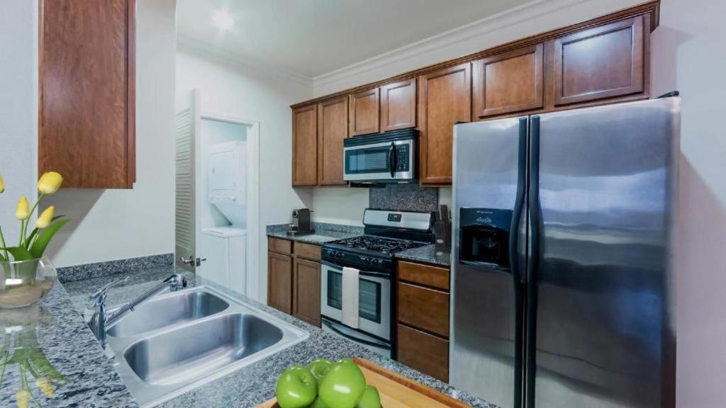 In La - 1br With Free Parking, Laundry, Pool * Los Angeles