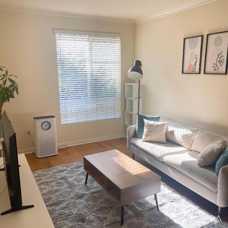 Apartment In La - 1br With Free Parking, Laundry, Pool