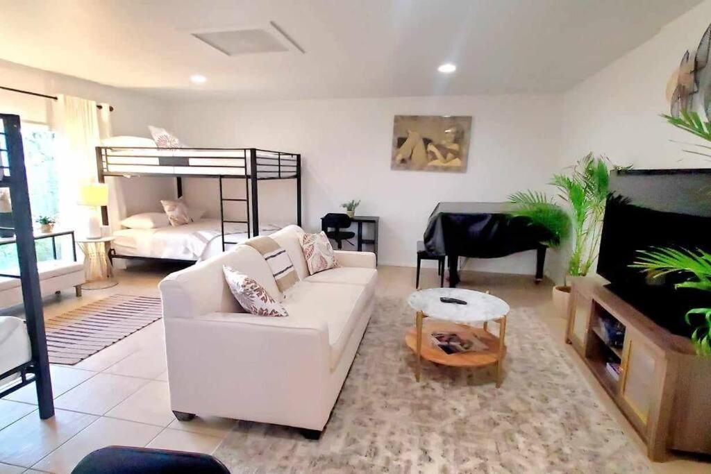 Stylish Ranch With Gorgeous Swimming Pool & Piano Holiday home *