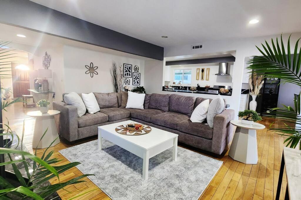Stylish Ranch With Gorgeous Swimming Pool & Piano Holiday home Los Angeles