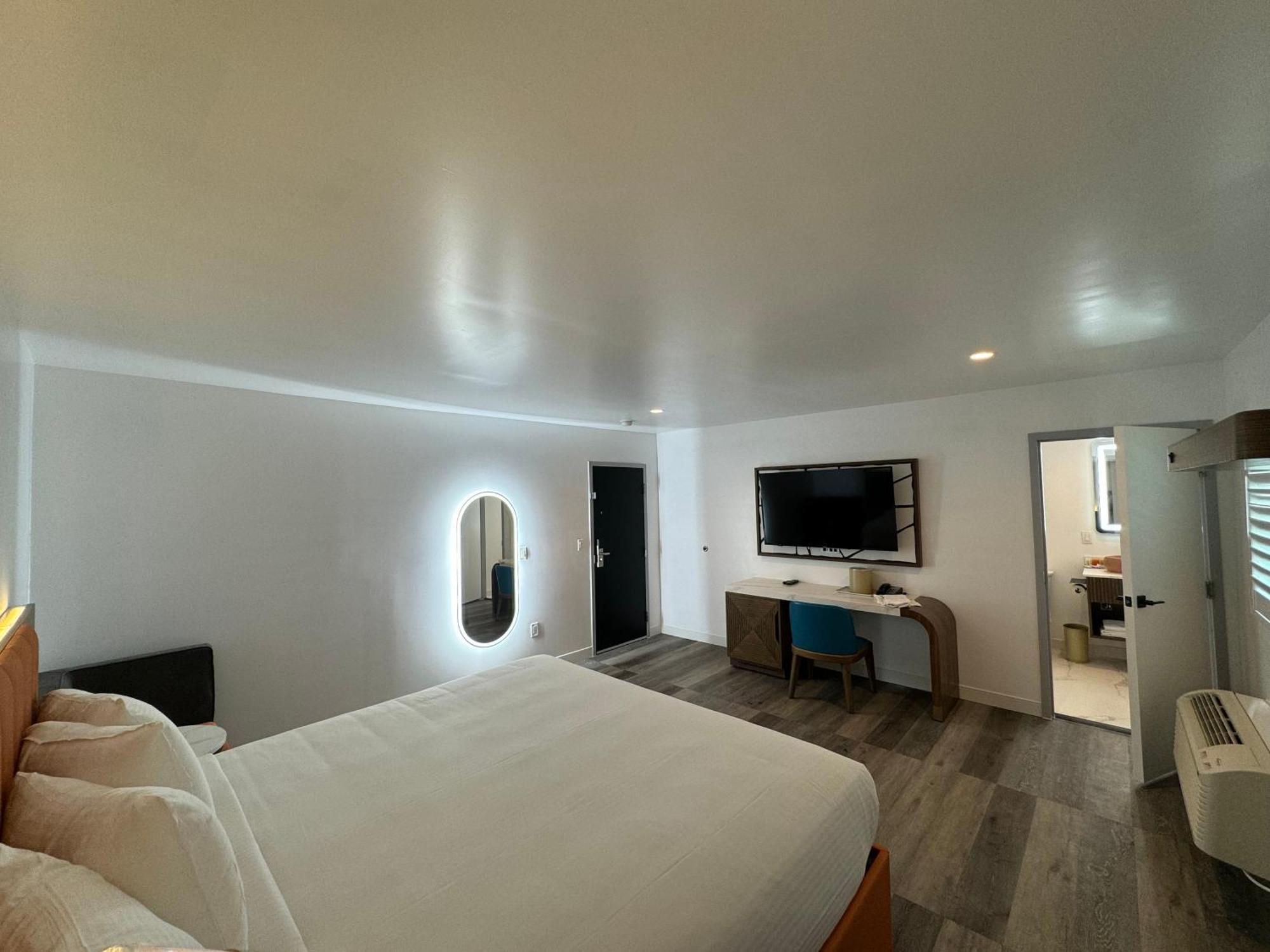 Hotel Rudra - Hollywood *