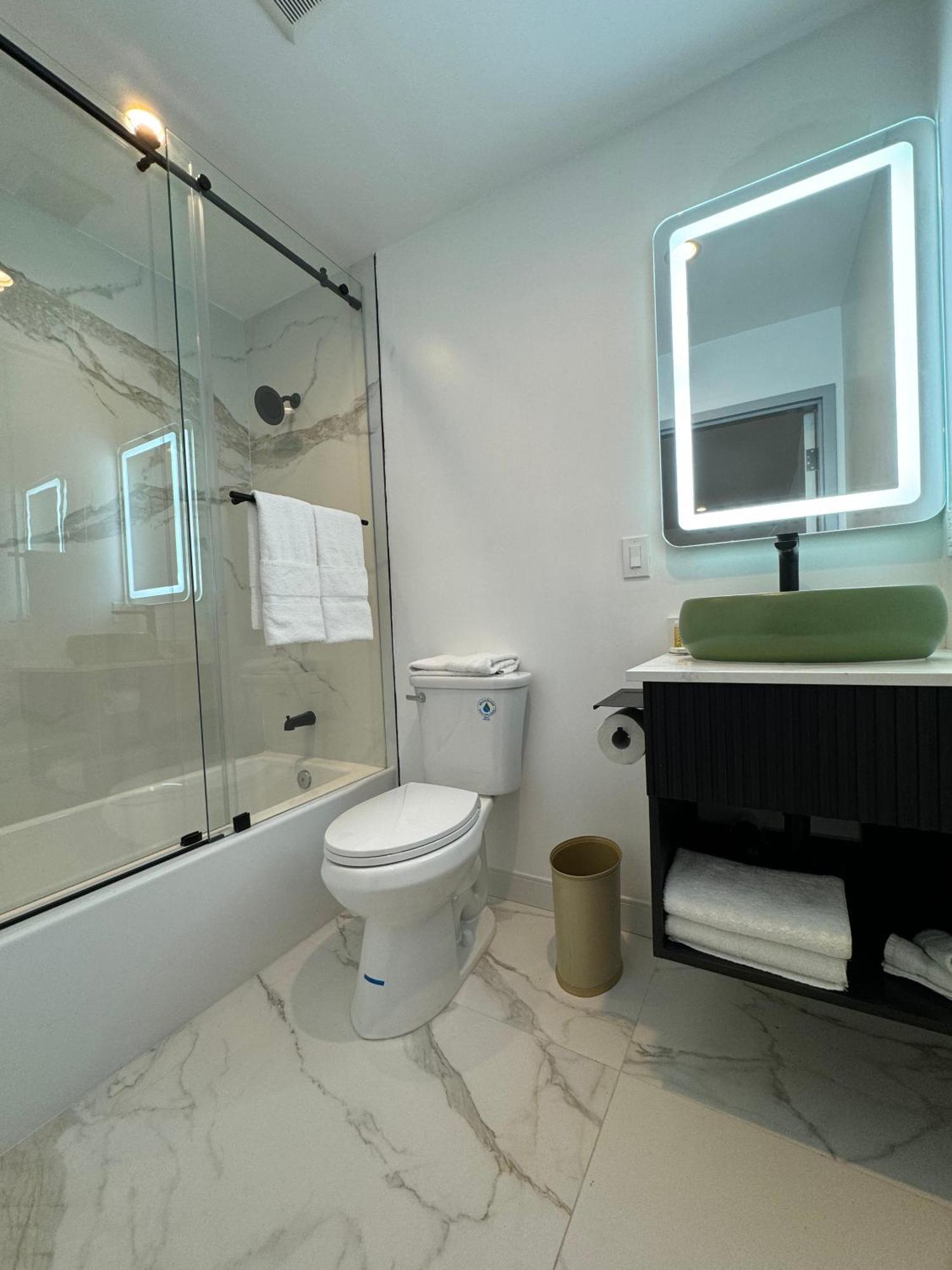 Hotel Rudra - Hollywood