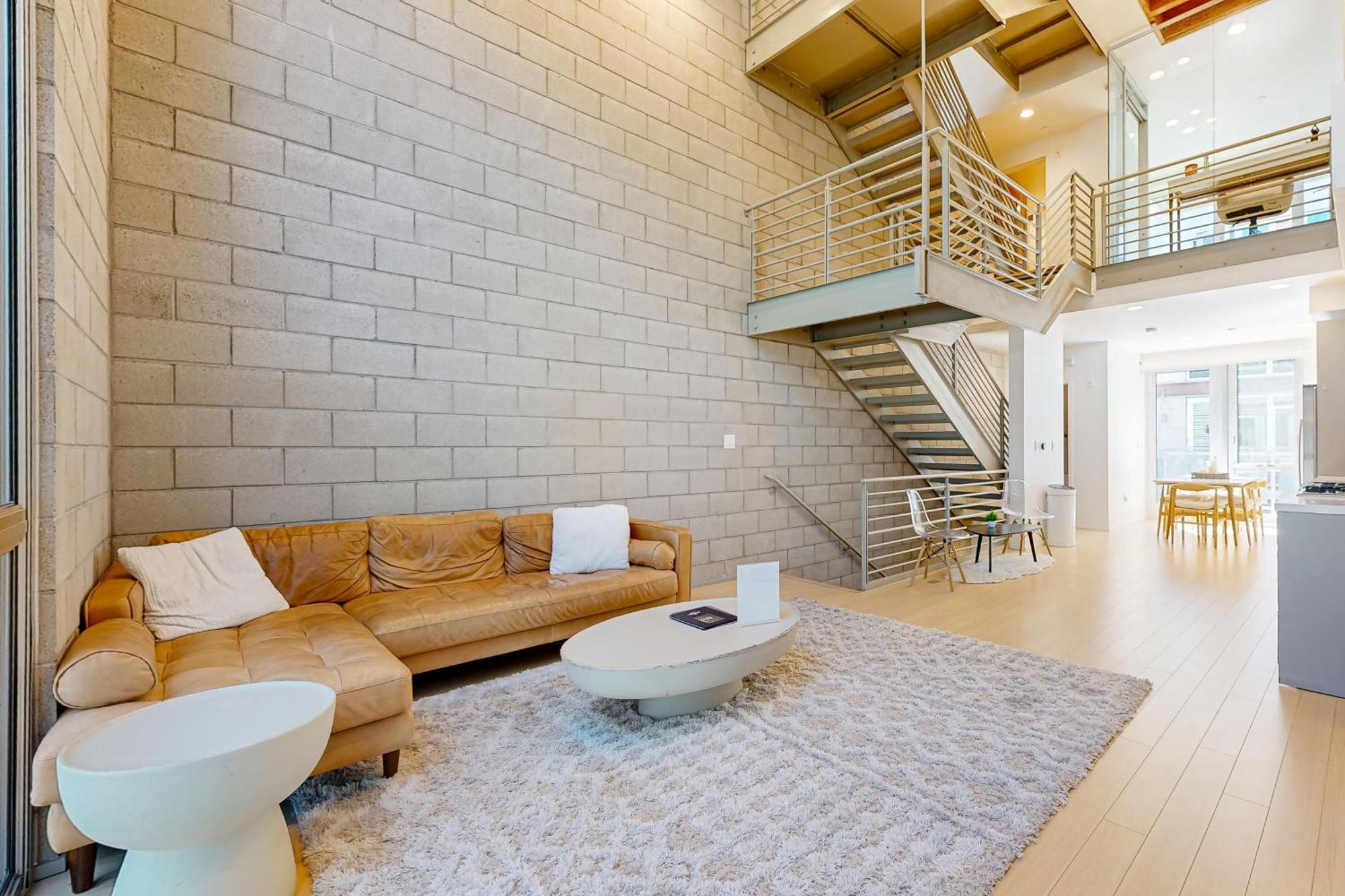 Modern Loft-style Townhouse In Angeles *