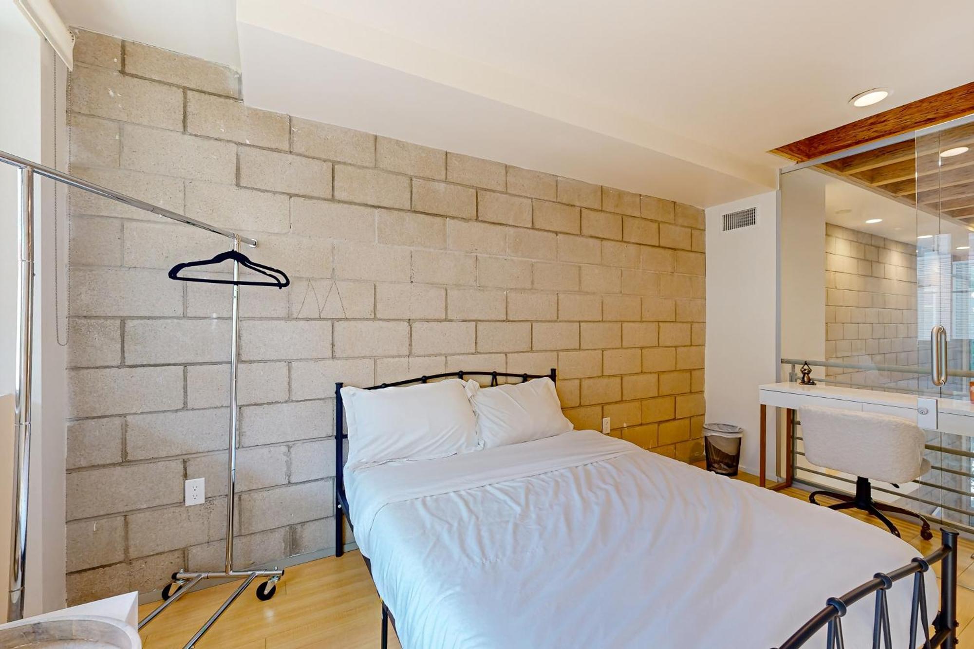 Modern Loft-style Townhouse In Angeles