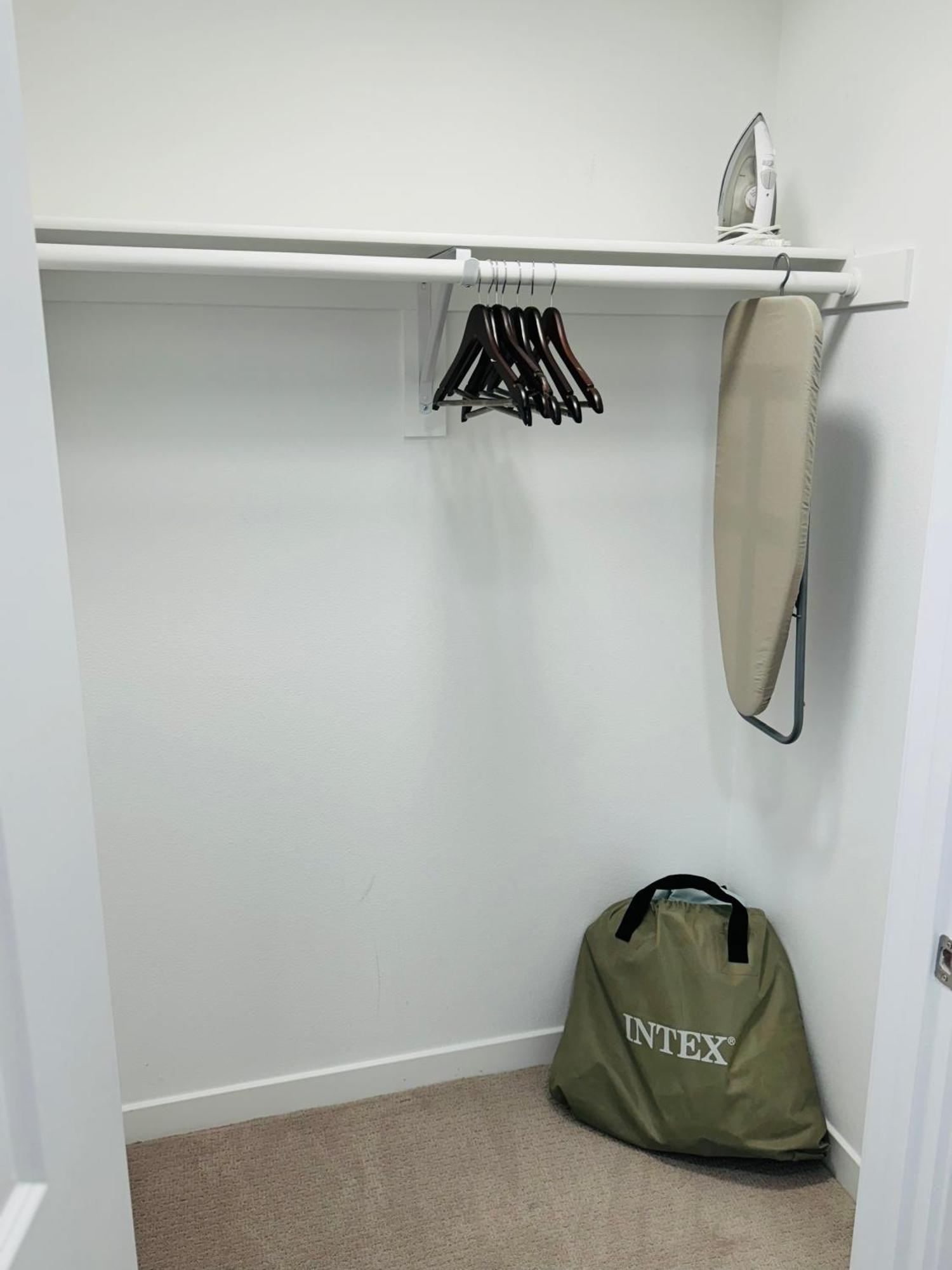 Spacious, Modern 1bd Hollywood Free Parking, Pool, Wifi, Private Balcony Los Angeles