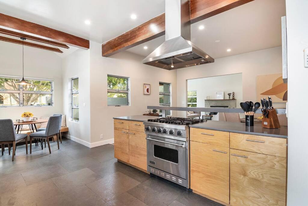 Stylish 4br Prime Location Hancock Park *