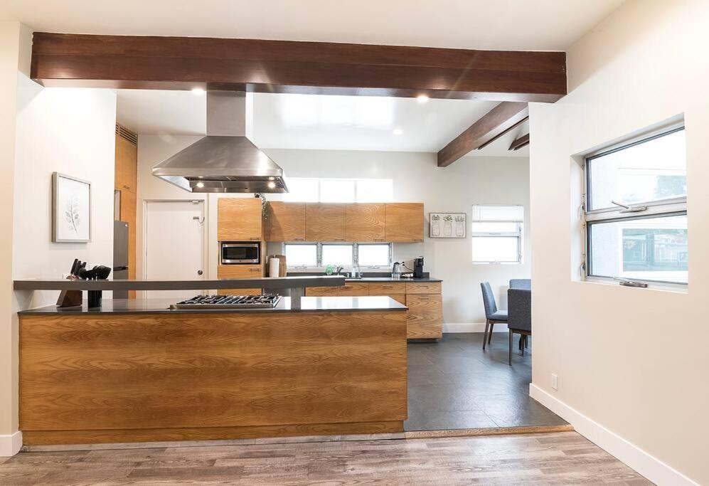 Stylish 4br Prime Location Hancock Park *