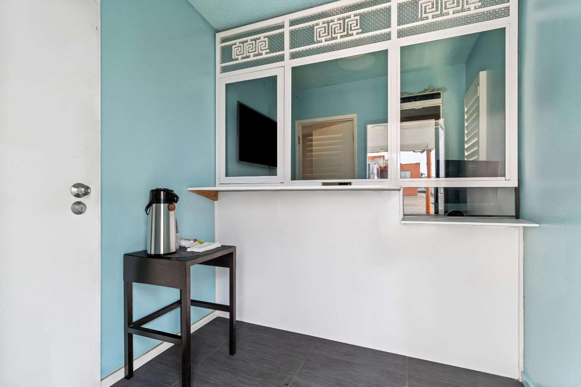 Hotel Rodeway & North Hollywood Burbank Airport - Universal Area