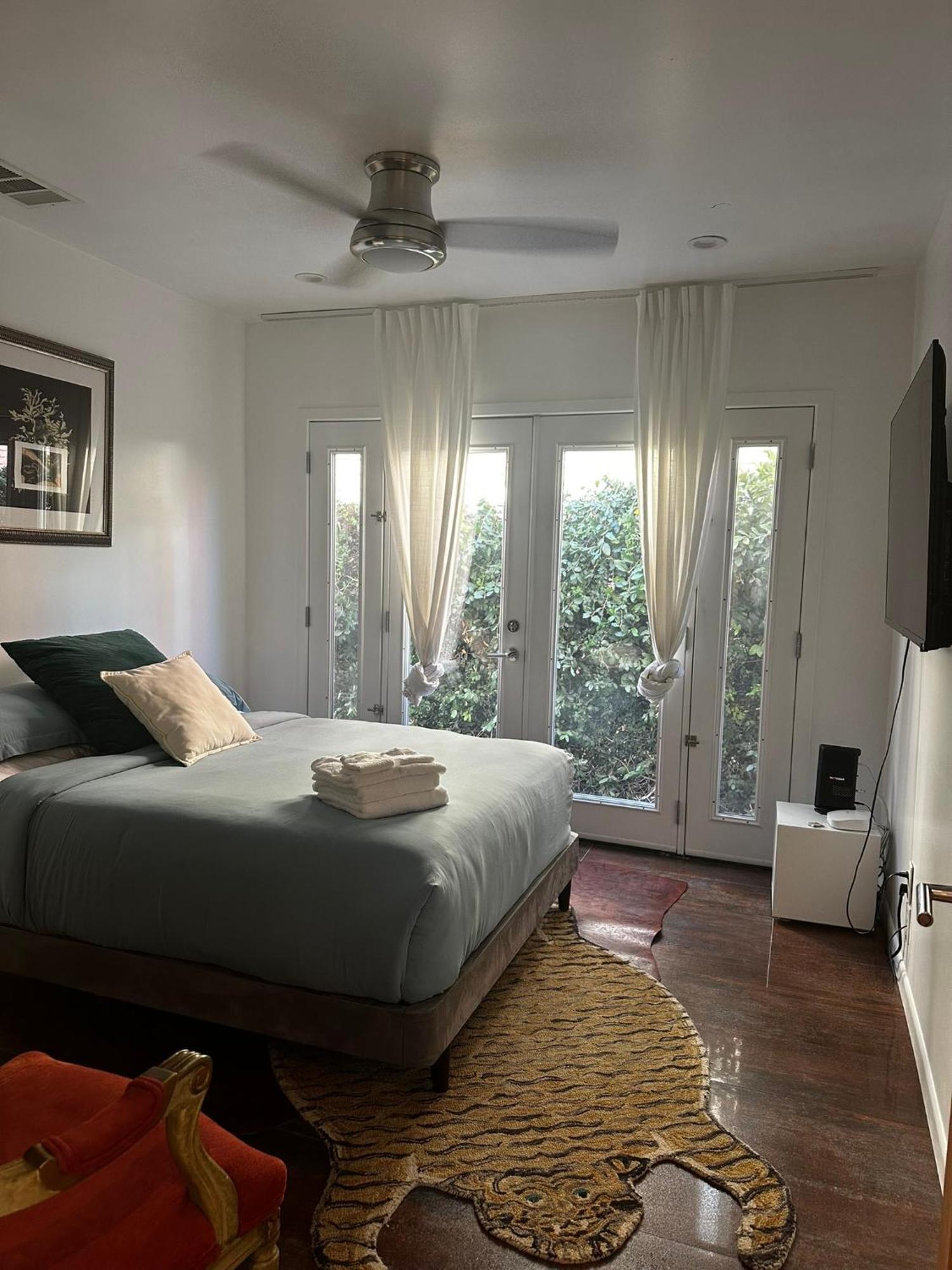 Spacious Getaway @ Echo Park Ranch - Luxury Indoor/ Outdoor Steps From Sunset Blvd, Echo Park Lake, Dodgers Stadium * Los Angeles