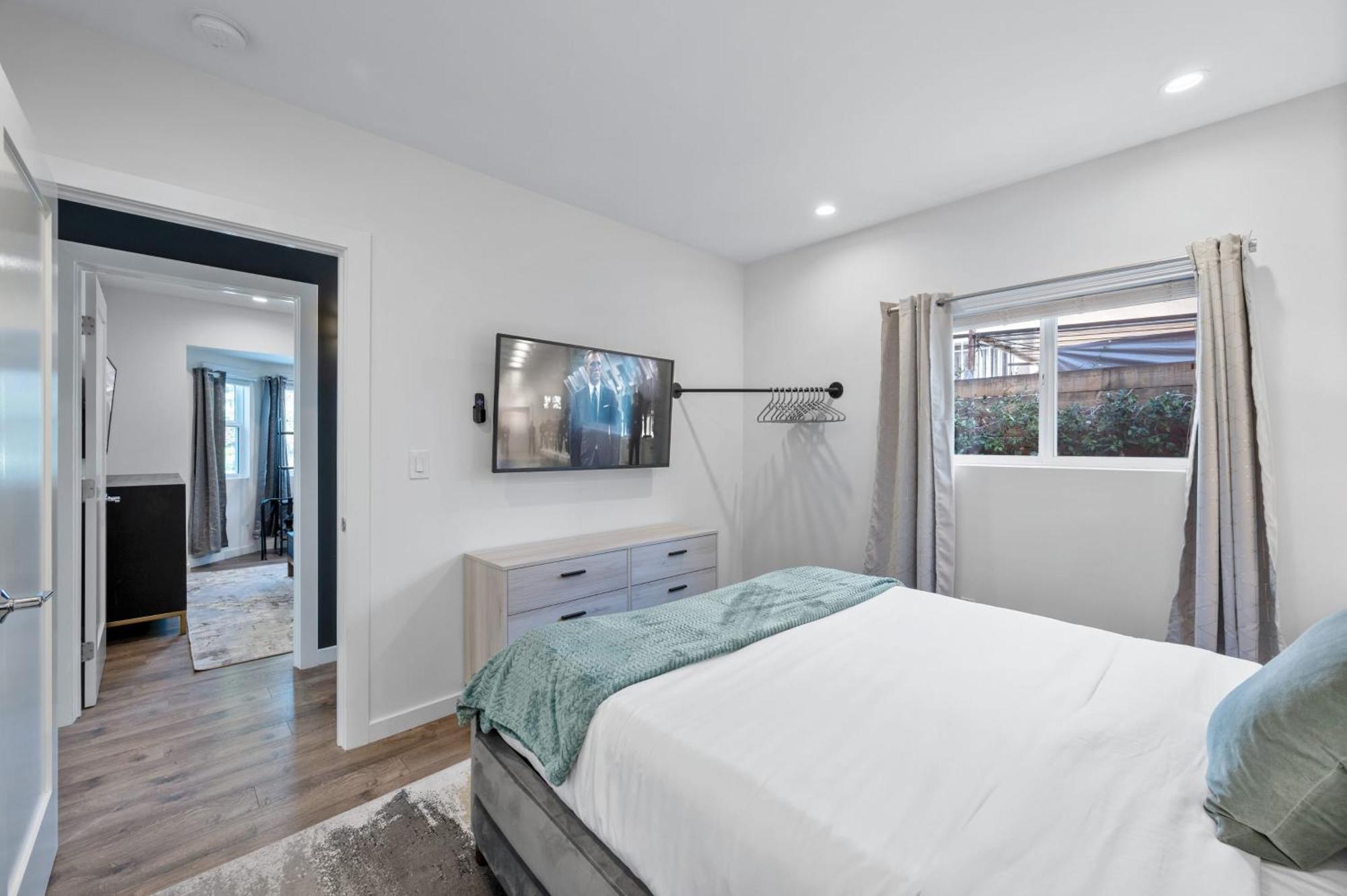 Art Deco By Avantstay 1920s Remodeled Open Layout Courtyard Apartment *