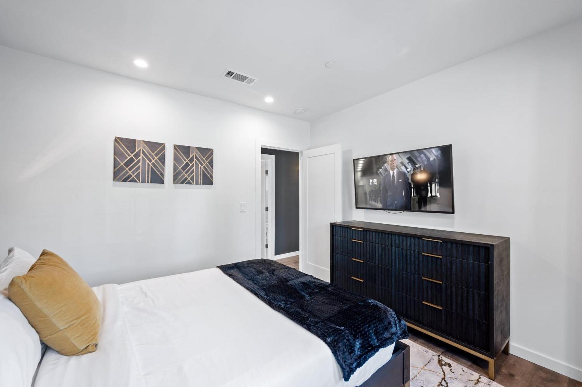 Art Deco By Avantstay 1920s Remodeled Open Layout Courtyard Apartment Los Angeles