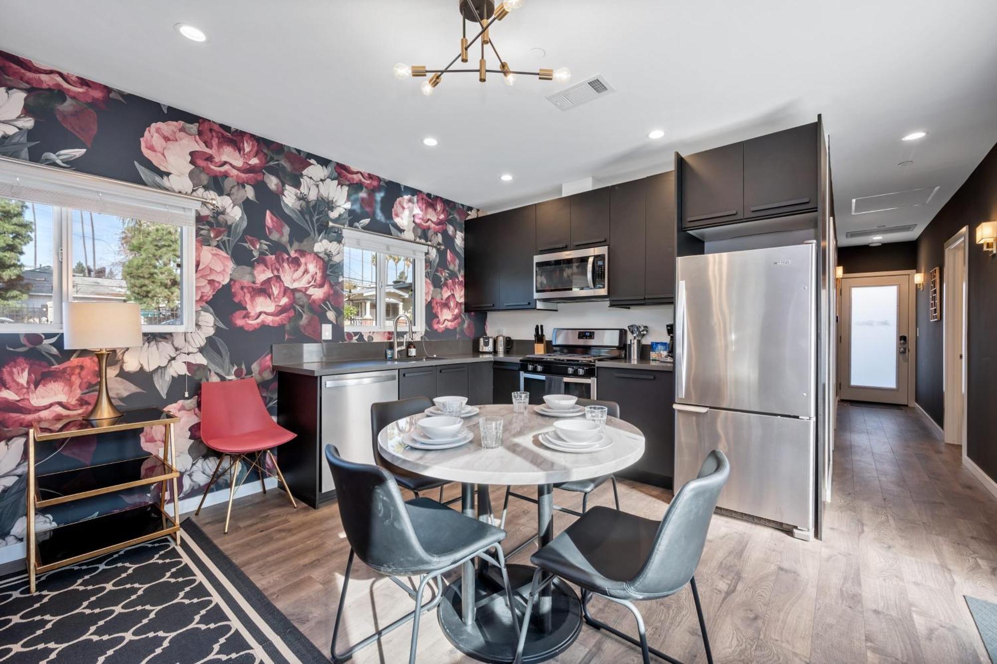 Art Deco By Avantstay 1920s Remodeled Open Layout Courtyard Apartment *