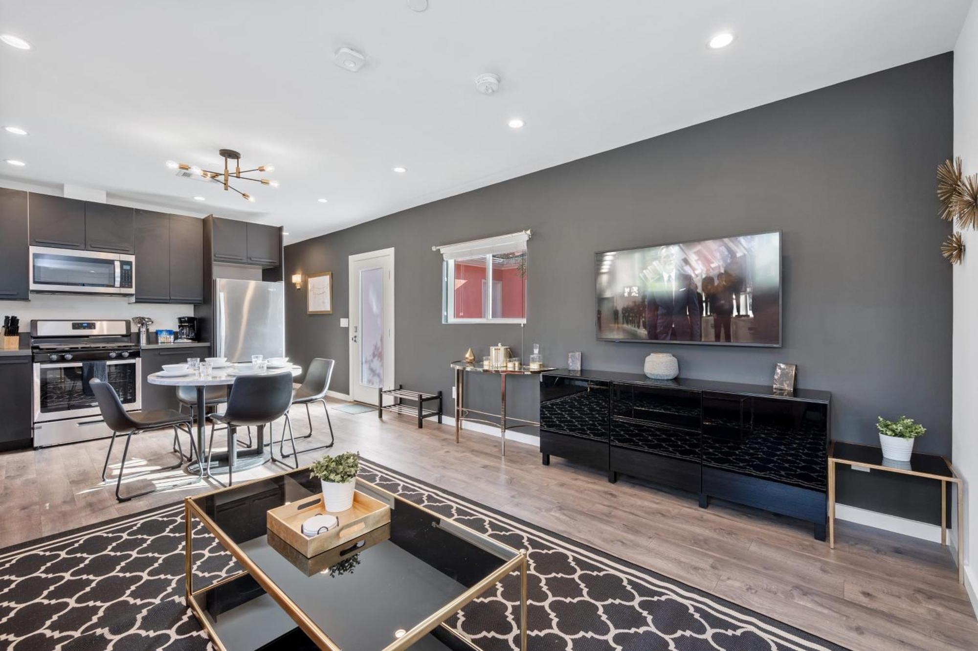 Art Deco By Avantstay 1920s Remodeled Open Layout Courtyard Apartment *