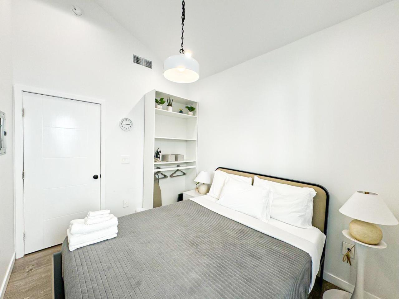Casa de férias Sunny 1br With Large Outdoor Lounge Space - Sh4lad