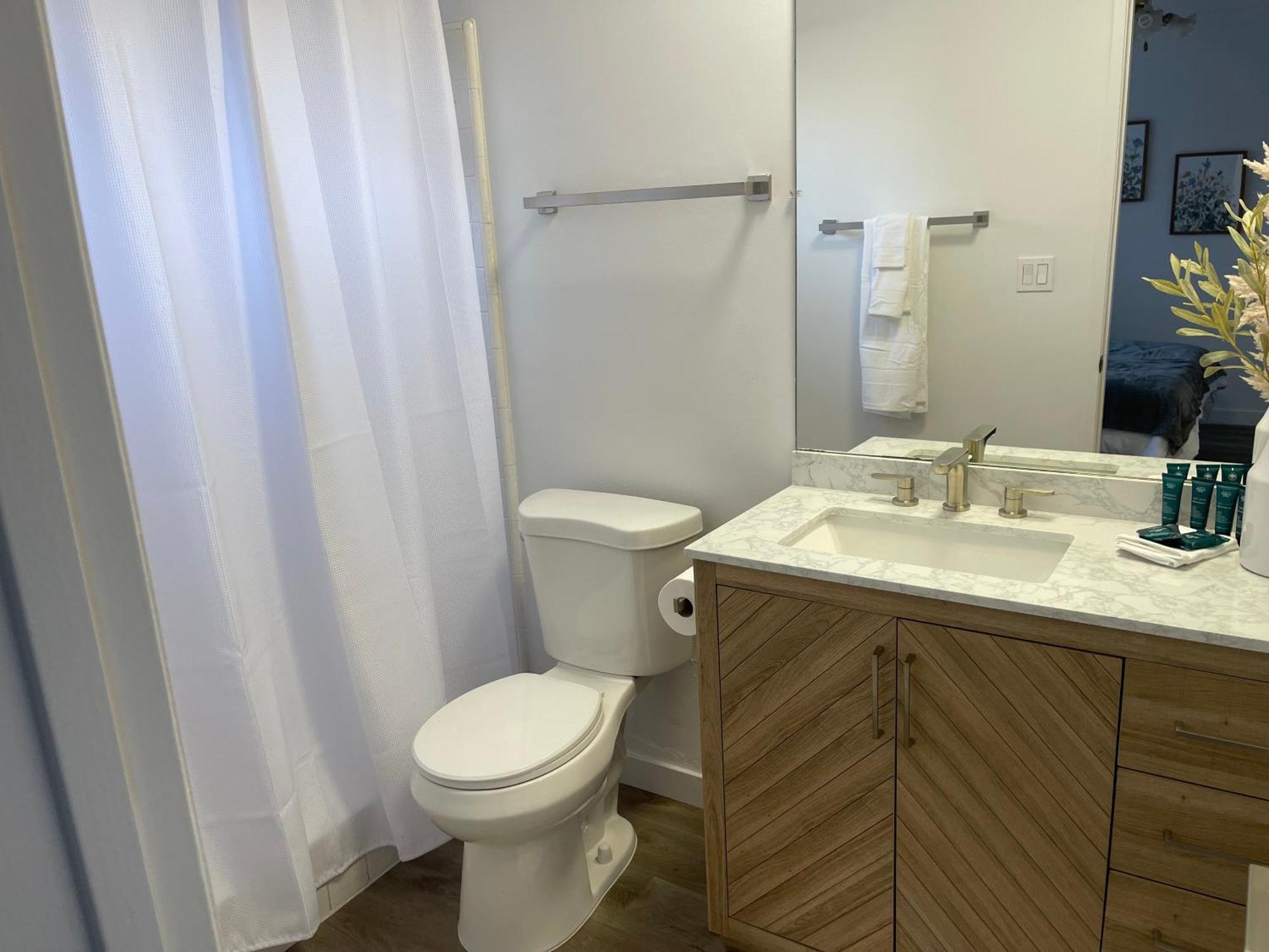 Apartment Modern Spacious & Bright 2bedroom W Balcony In Prime West La