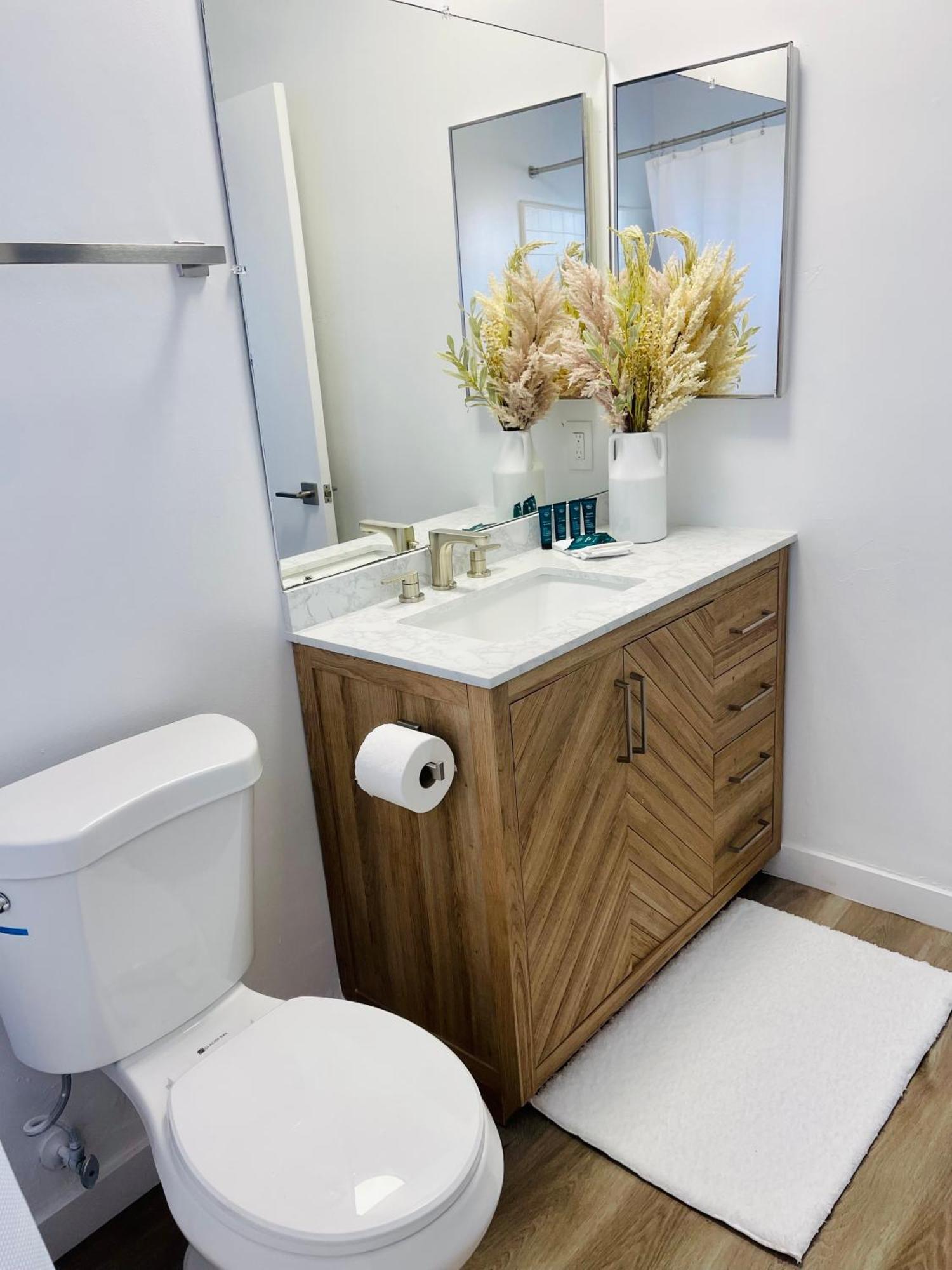 Modern Spacious & Bright 2bedroom W Balcony In Prime West La Apartment *