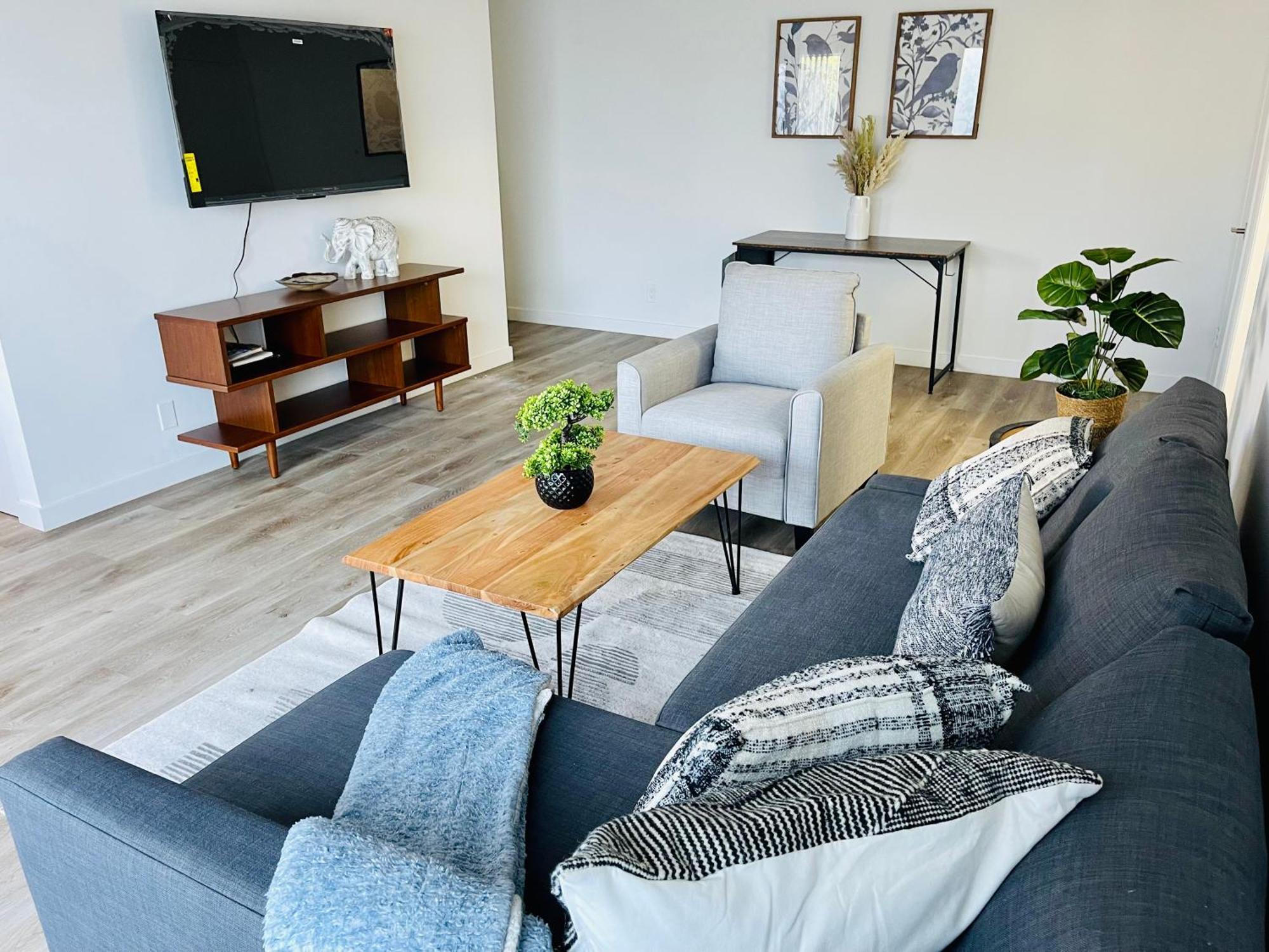 Modern Spacious & Bright 2bedroom W Balcony In Prime West La Apartment Los Angeles