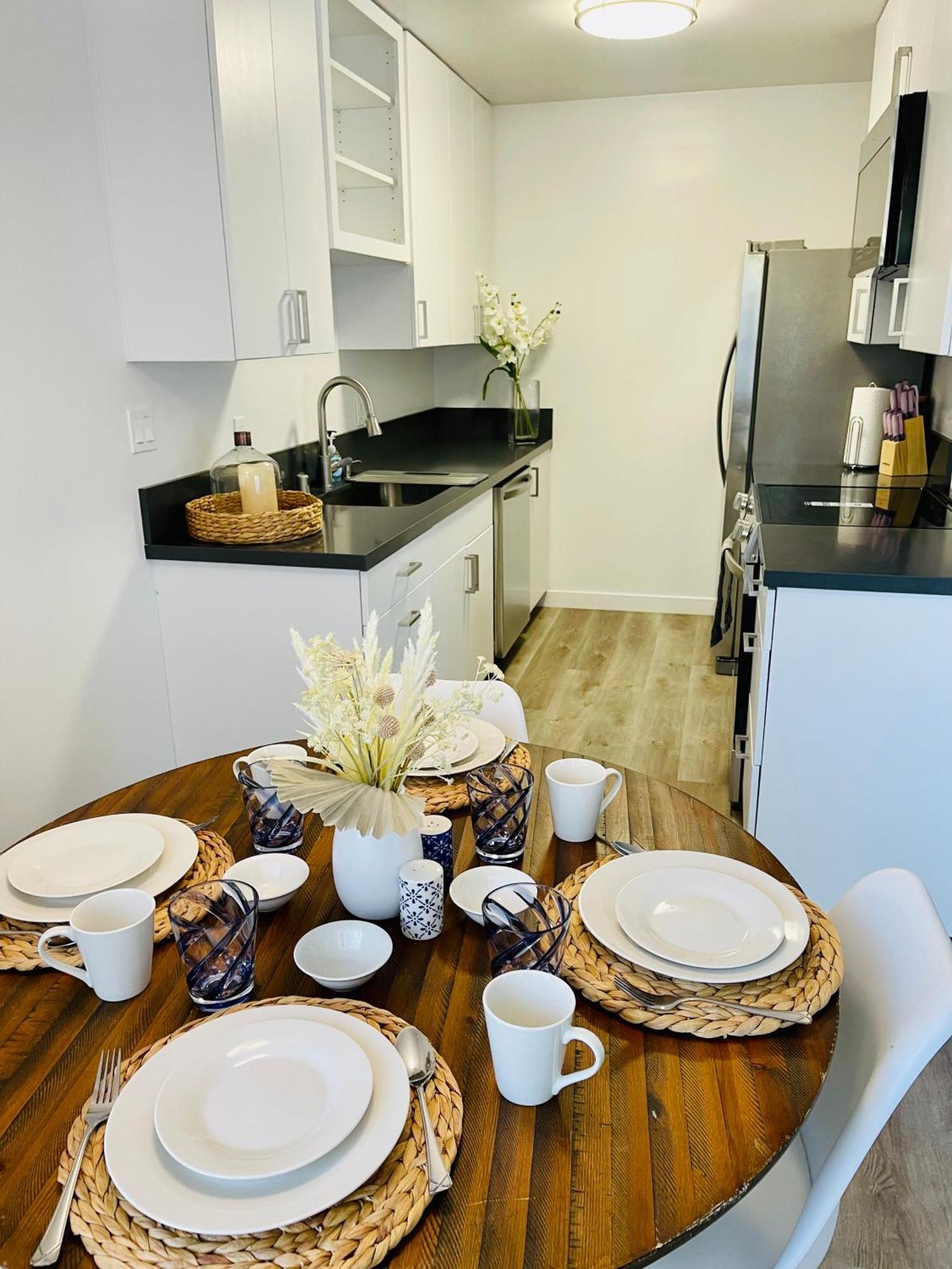 Modern Spacious & Bright 2bedroom W Balcony In Prime West La