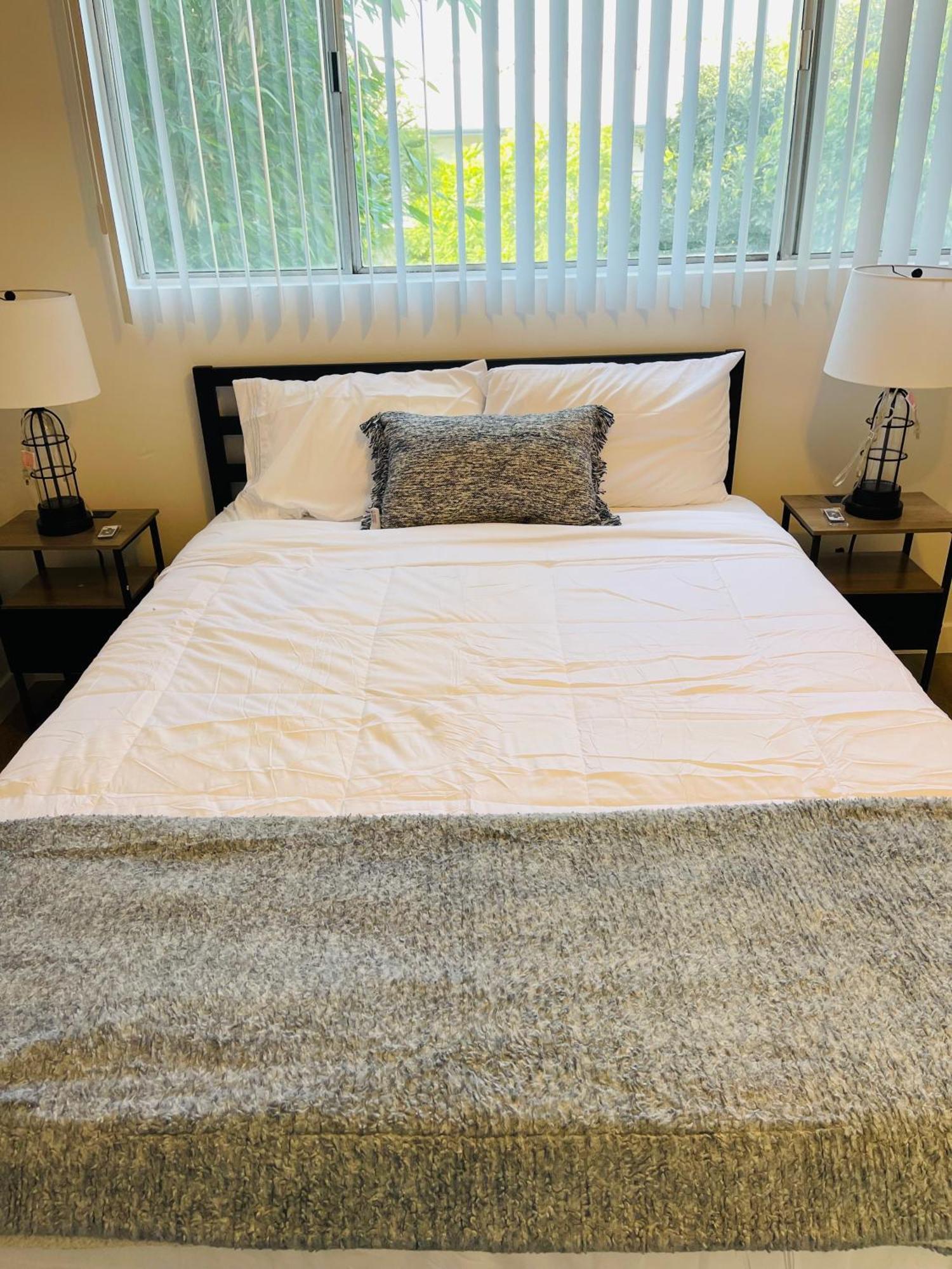 Apartment Modern Spacious & Bright 2bedroom W Balcony In Prime West La