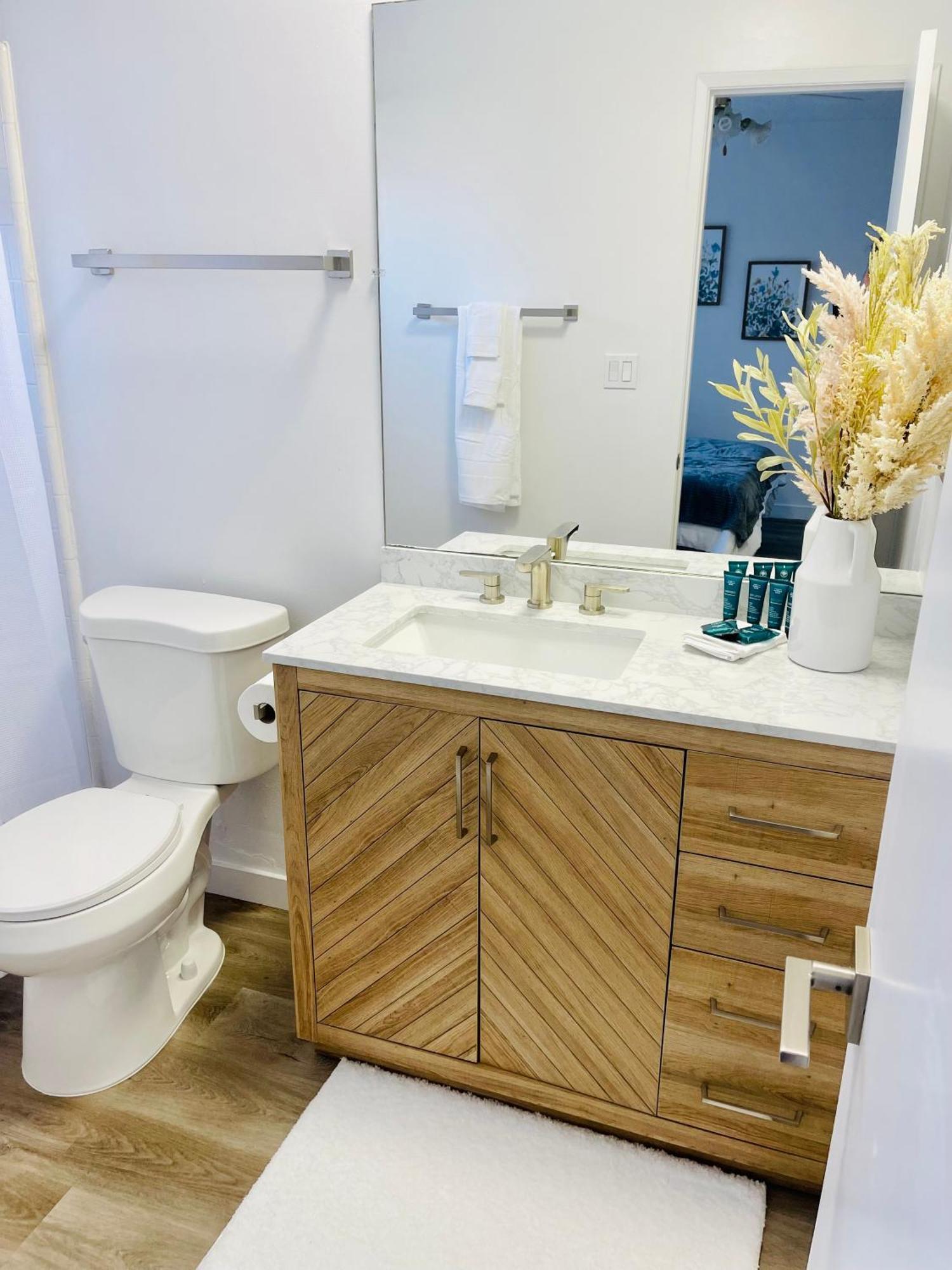 Modern Spacious & Bright 2bedroom W Balcony In Prime West La Apartment Los Angeles