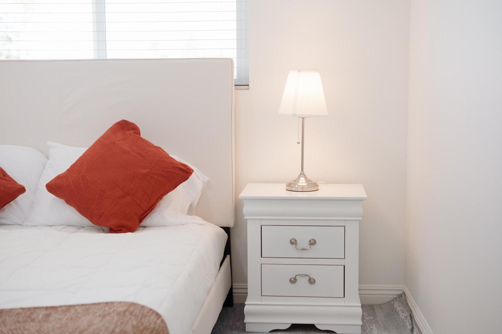 Charming La Retreat Near Usc & Downtown Highlights- 1 Bedroom With Shared Access