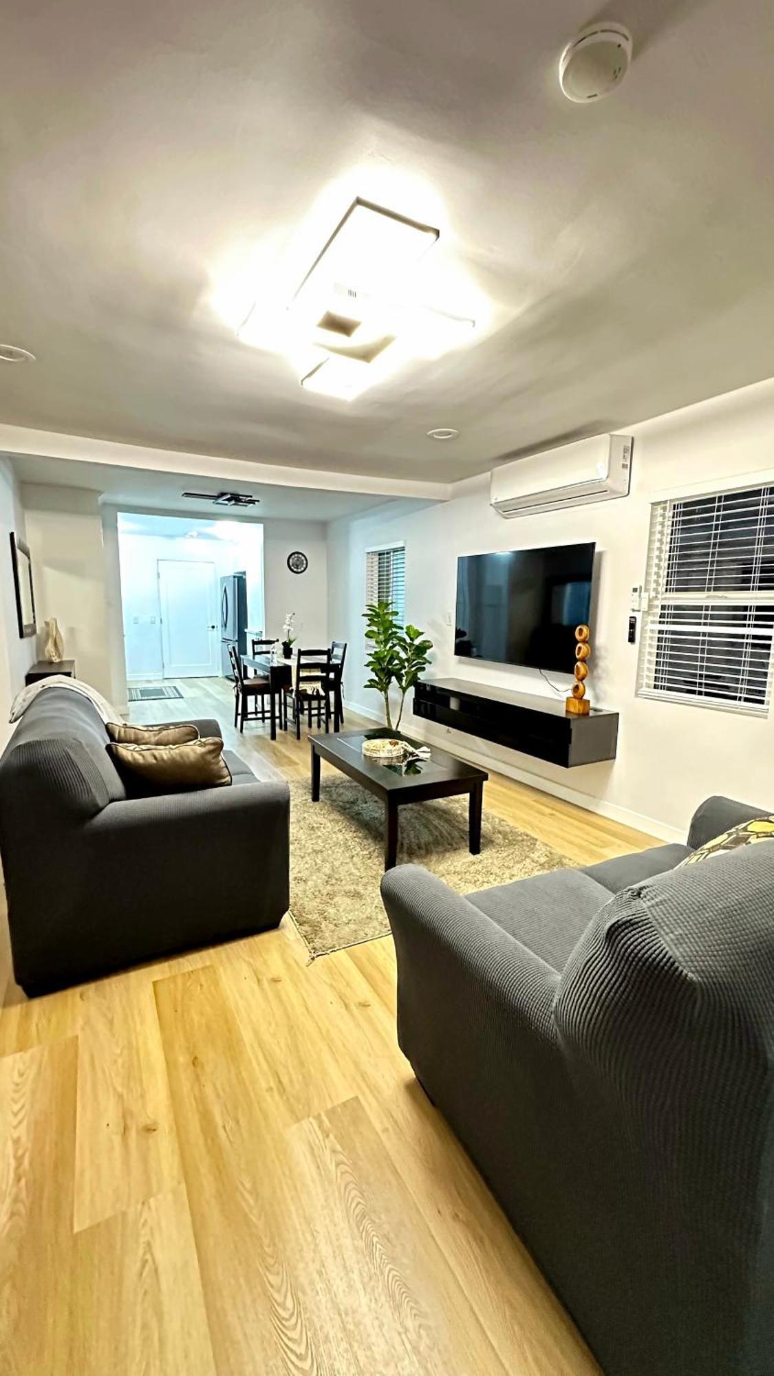 Acomodação com café da manhã  Modern 2br Stylish & Cozy Unit *