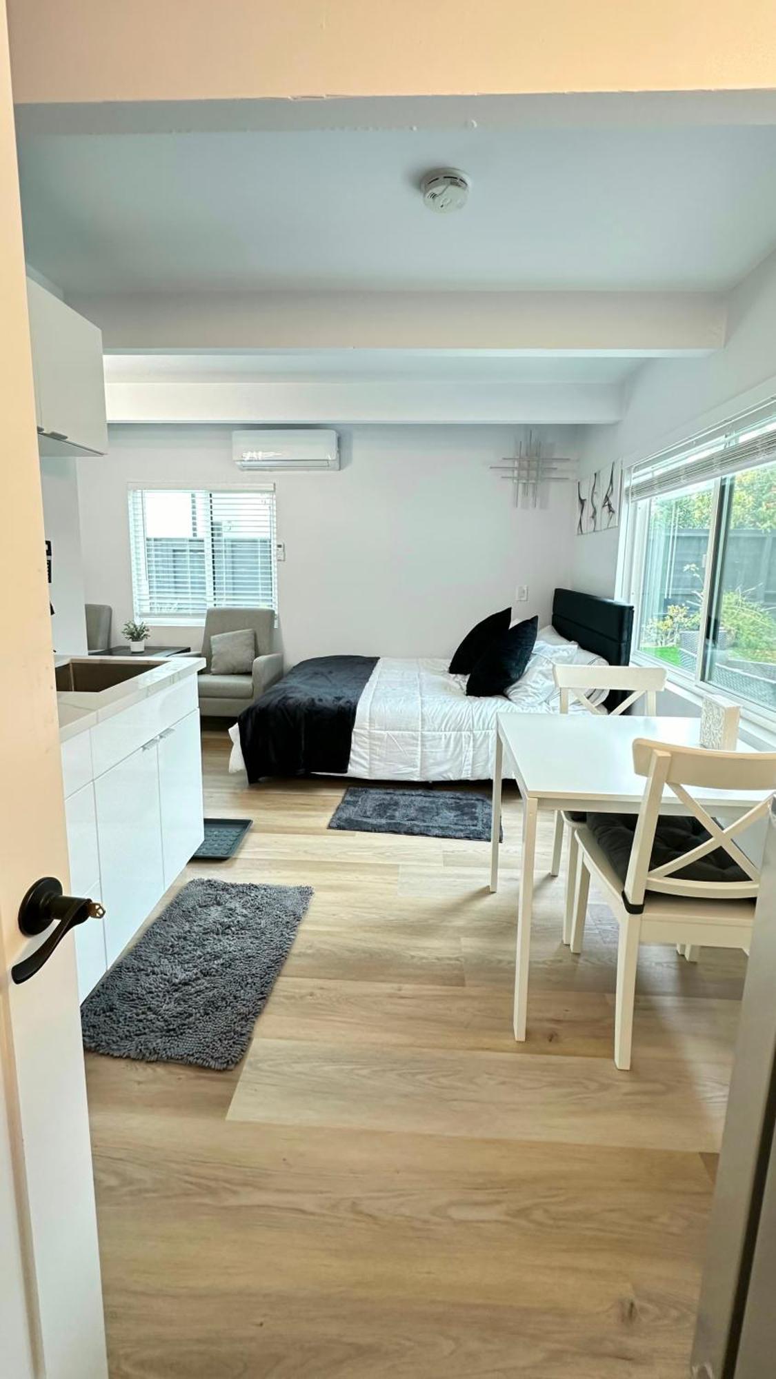 Modern Stylish &cozy Back Unit *