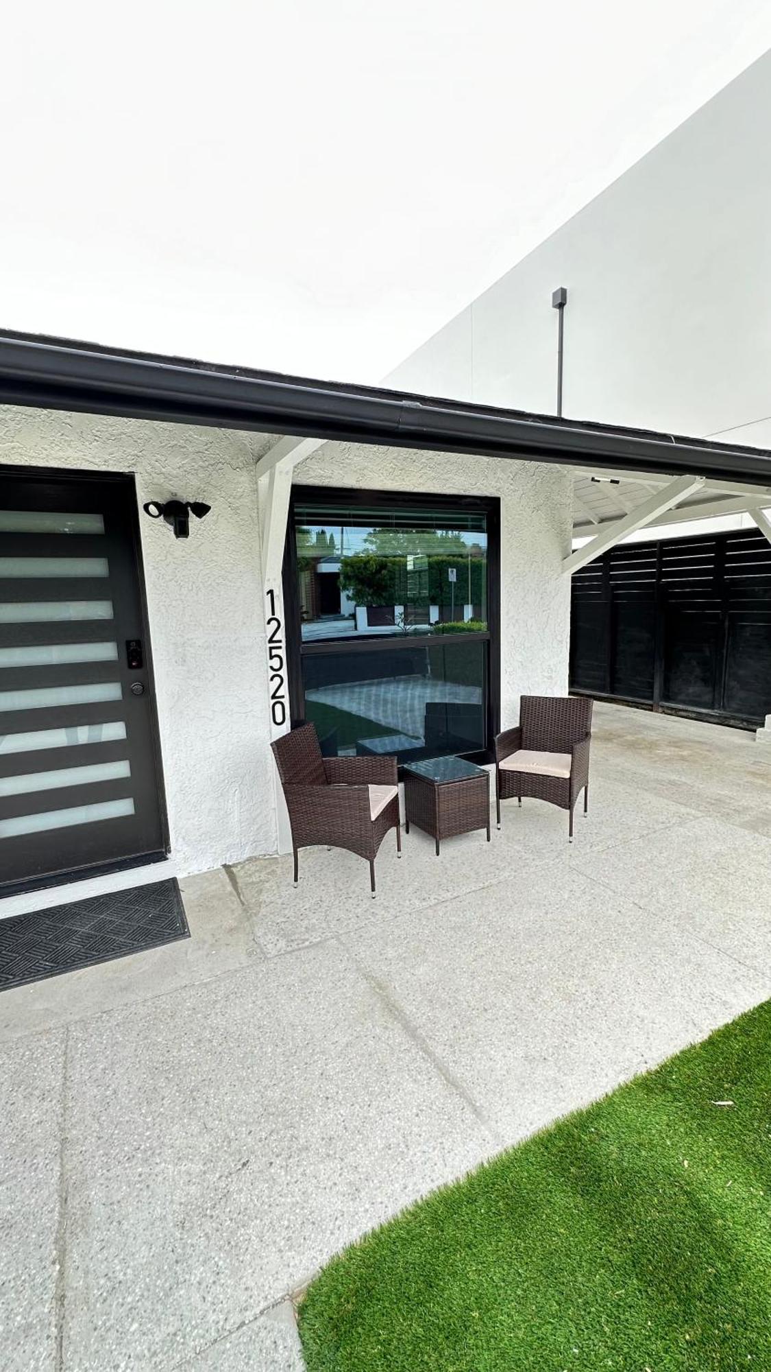 Acomodação com café da manhã  Modern 2br Stylish & Cozy Unit *