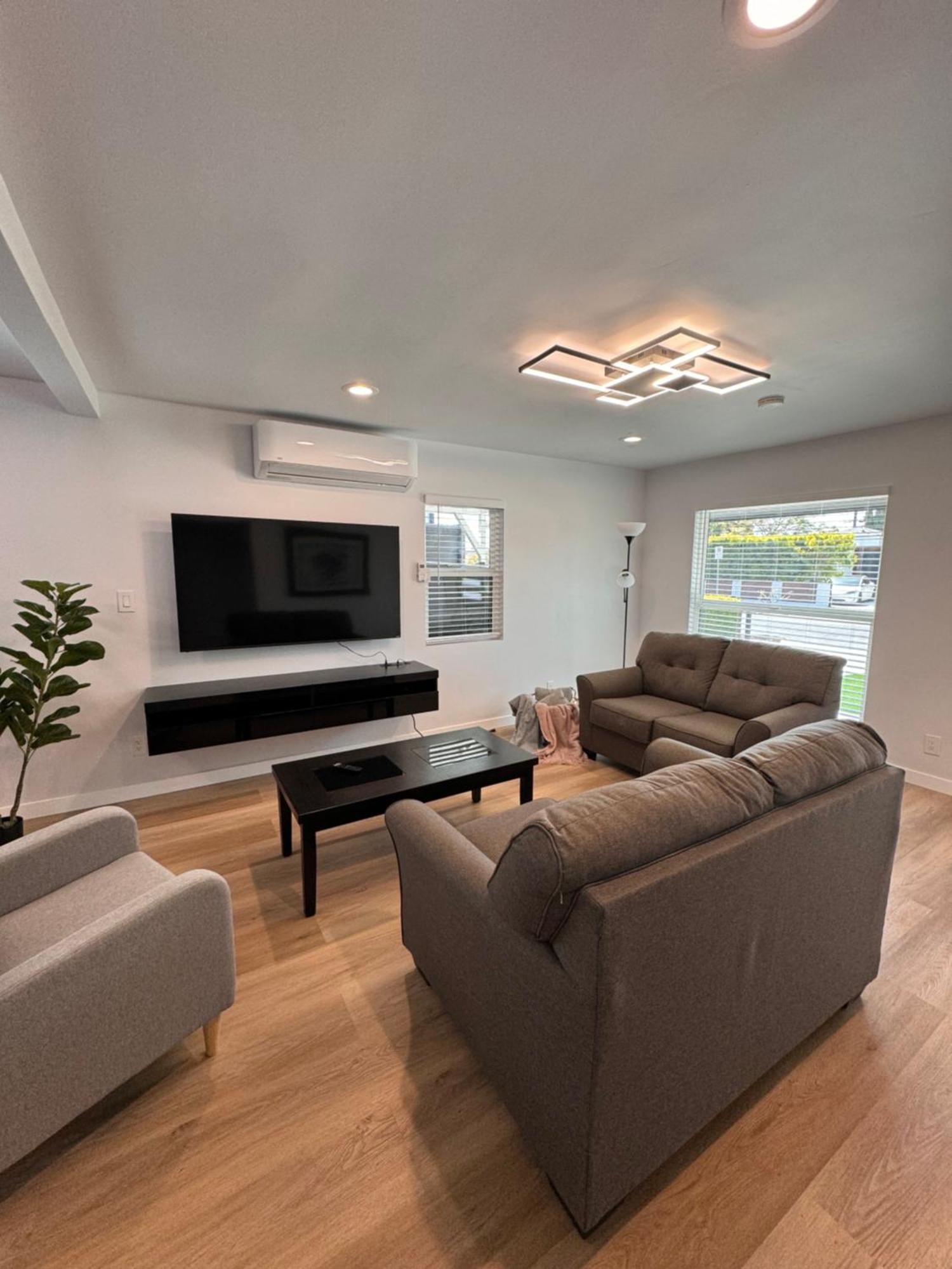 Acomodação com café da manhã  Modern 2br Stylish & Cozy Unit *