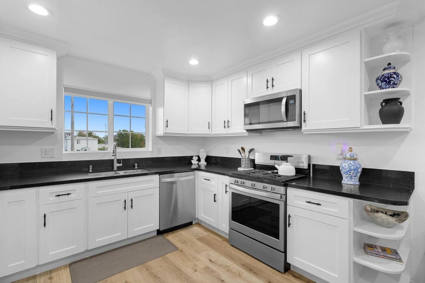 Casa Lanzit - 35 Percent Off April 2025! Low Fees * Los Angeles