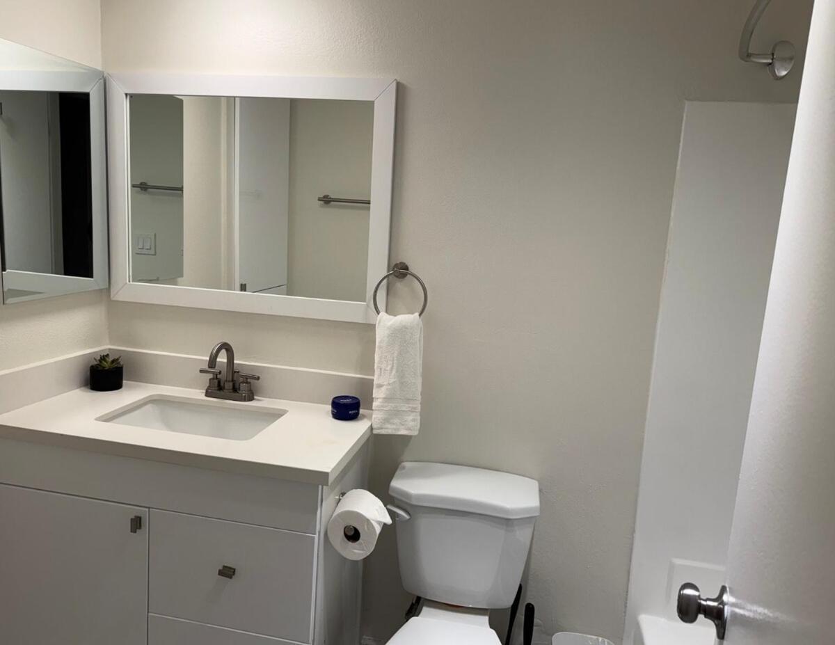 Apartment Beverly Hills Charm Rodeo Cedar *