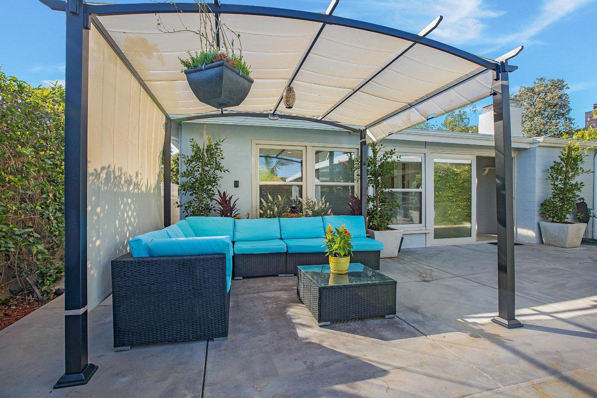 Oasis With Pool And Music By Benvenu * Los Angeles