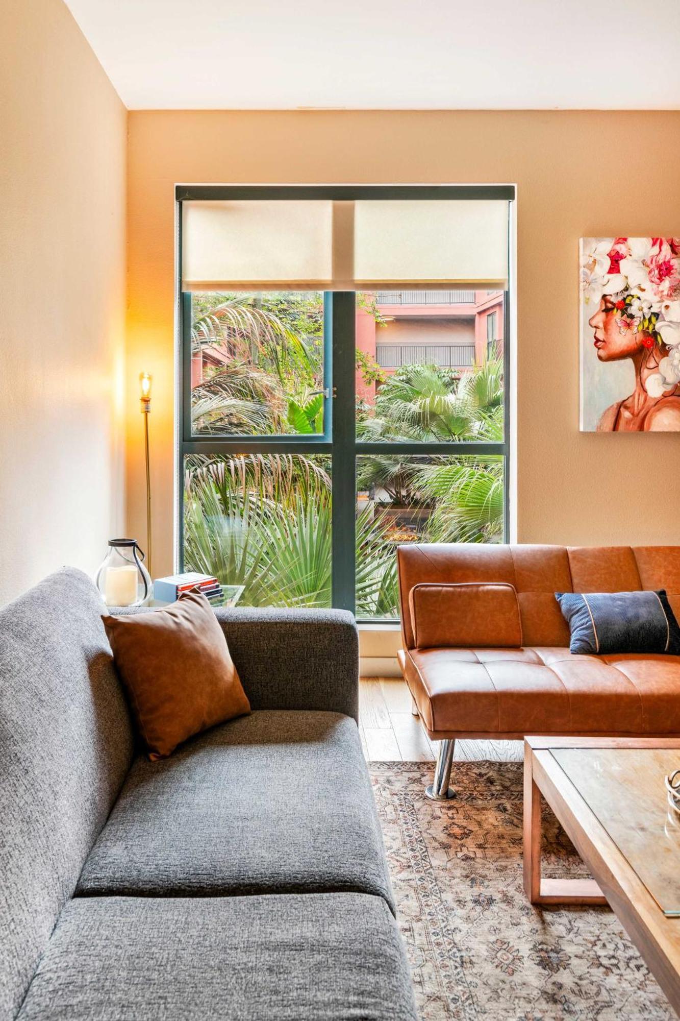 2br Hollywood Walk Luxury Apartment