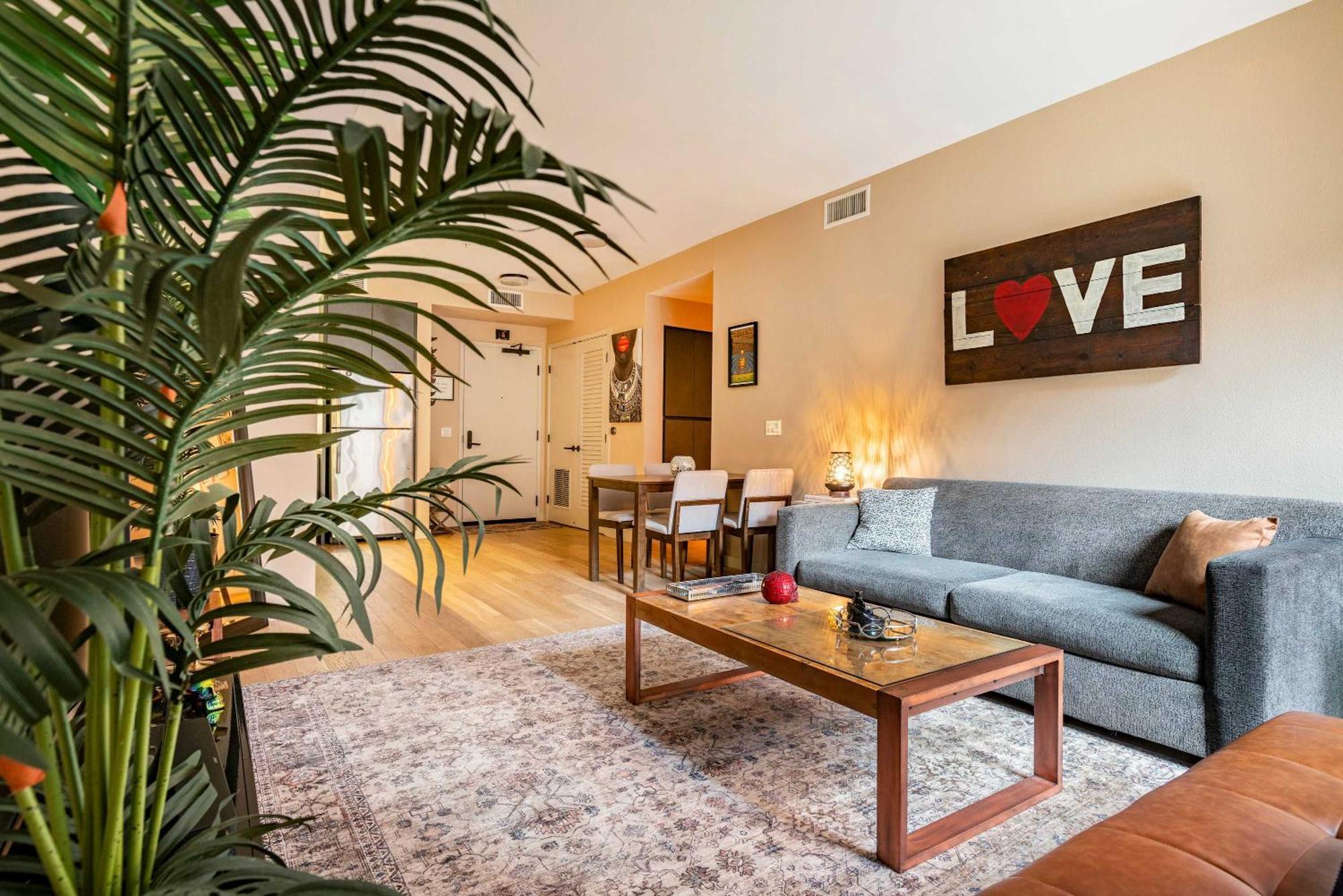 2br Hollywood Walk Luxury