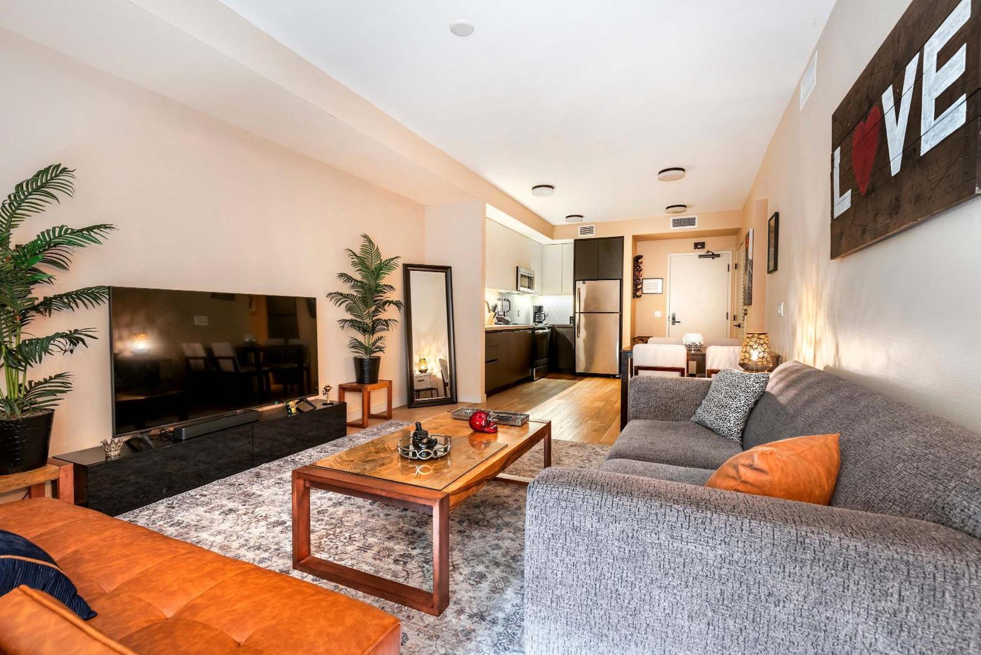 2br Hollywood Walk Luxury Apartment
